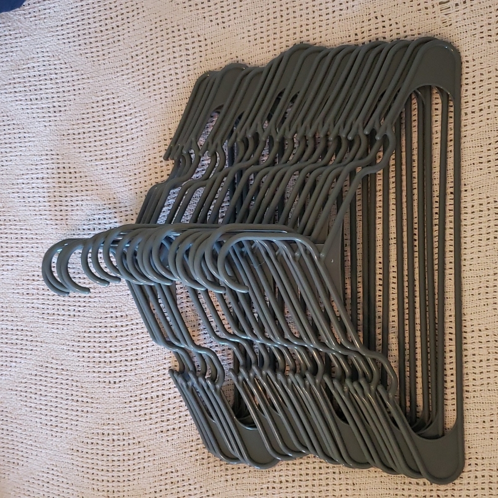 20 Plastic Hangers